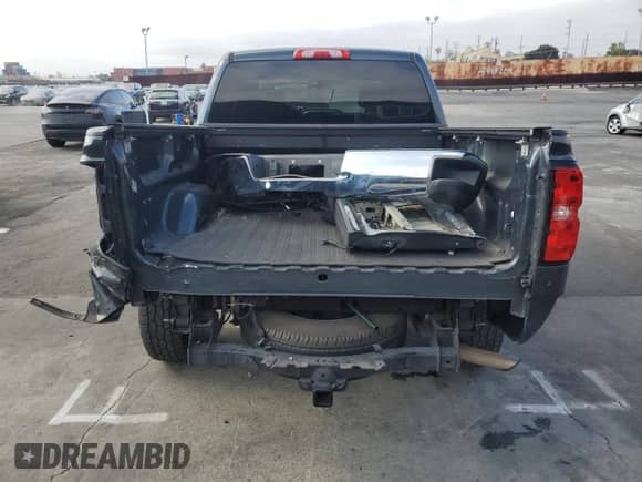 2017 Chevrolet Silverado 1500 LT z VIN 3GCPCREH6HG364570, wystawiony jako Copart lot #52647185 z przebiegiem 132 473 mil mil oraz Szkoda całkowita • Salvage title. Historia ofert i sprzedaży dostępna na DreamBid. Obrazek 6.