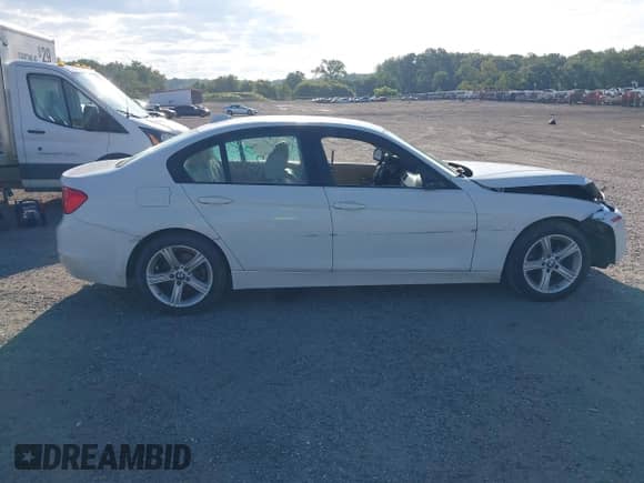 2015 BMW 3 Series 320i xDrive с VIN WBA3C3C58FK201605, выставлен на аукционе IAAI как лот 43098809 с пробегом 145 647 миль миль и . История ставок и продаж доступна на DreamBid. Изображение 13.