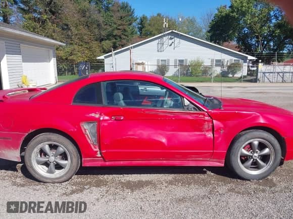 2002 Ford Mustang Standard z VIN 1FAFP40422F141786, wystawiony jako IAAI lot #43421875 z przebiegiem 234 526 mil mil oraz . Historia ofert i sprzedaży dostępna na DreamBid. Obrazek 14.