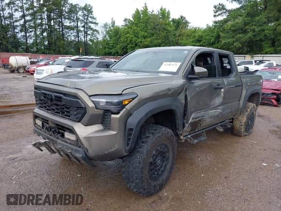 2024 Toyota Tacoma SR5 с VIN 3TYLB5JN8RT037357, выставлен на аукционе IAAI как лот 42487473 с пробегом 19 370 миль миль и . История ставок и продаж доступна на DreamBid. Изображение 2.