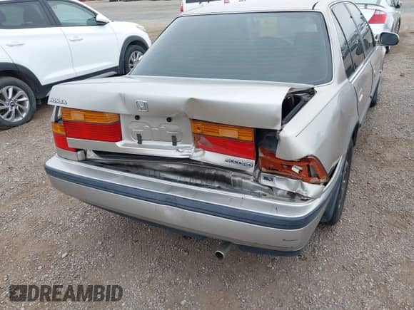 1991 Honda Accord LX z VIN JHMCB7655MC000372, wystawiony jako IAAI lot #42372597 z przebiegiem 153 129 mil mil oraz . Historia ofert i sprzedaży dostępna na DreamBid. Obrazek 6.