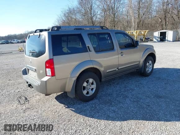 2005 Nissan Pathfinder SE z VIN 5N1AR18W45C763147, wystawiony jako IAAI lot #41477495 z przebiegiem 258 828 mil mil oraz . Historia ofert i sprzedaży dostępna na DreamBid. Obrazek 4.