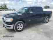 2020 Ram 1500 Big Horn z VIN 1C6RREFG2LN405483, wystawiony jako Copart lot #64309925 z przebiegiem 6 587 mil mil oraz Szkoda całkowita • Salvage title. Historia ofert i sprzedaży dostępna na DreamBid. Obrazek 1.