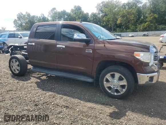 2017 Toyota Tundra Platinum с VIN 5TFAY5F15HX631839, выставлен на аукционе Copart как лот 71710825 с пробегом 106 185 миль миль и Списание • Salvage title. История ставок и продаж доступна на DreamBid. Изображение 4.
