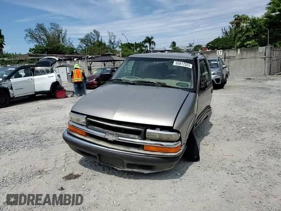 2000 Chevrolet Blazer LS z VIN 1GNCS13W2Y2395156, wystawiony jako Copart lot #65617525 z przebiegiem 140 108 mil mil oraz Szkoda całkowita • Salvage title. Historia ofert i sprzedaży dostępna na DreamBid. Obrazek 14.
