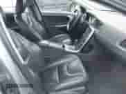 2012 Volvo S60 T6 с VIN YV1902FH7C2105461, выставлен на аукционе IAAI как лот 41323392 с пробегом 98 059 миль миль и . История ставок и продаж доступна на DreamBid. Изображение 5.