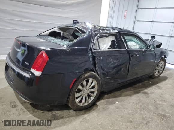 2015 Chrysler 300 Limited z VIN 2C3CCARG2FH882923, wystawiony jako Copart lot #64733105 z przebiegiem Nie podano mil oraz Szkoda całkowita • Salvage title. Historia ofert i sprzedaży dostępna na DreamBid. Obrazek 3.