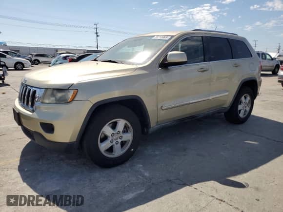 2012 Jeep Grand Cherokee Laredo z VIN 1C4RJEAG9CC177114, wystawiony jako Copart lot #70713065 z przebiegiem 105 759 mil mil oraz Czysty tytuł • Clean title. Historia ofert i sprzedaży dostępna na DreamBid. Obrazek 1.