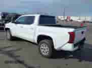 2024 Toyota Tacoma SR5 z VIN 3TMKB5FN5RM022914, wystawiony jako IAAI lot #41398168 z przebiegiem 2 535 mil mil oraz . Historia ofert i sprzedaży dostępna na DreamBid. Obrazek 3.