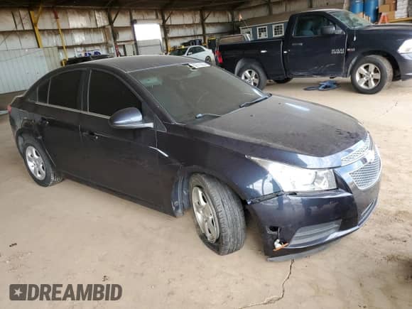 2014 Chevrolet Cruze 1LT z VIN 1G1PC5SB0E7396052, wystawiony jako Copart lot #82611565 z przebiegiem Nie podano mil oraz Szkoda całkowita • Salvage title. Historia ofert i sprzedaży dostępna na DreamBid. Obrazek 4.