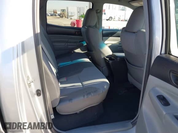 2013 Toyota Tacoma PreRunner z VIN 3TMKU4HN8DM034338, wystawiony jako IAAI lot #41808842 z przebiegiem 142 012 mil mil oraz . Historia ofert i sprzedaży dostępna na DreamBid. Obrazek 8.