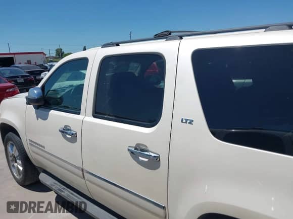 2010 Chevrolet Suburban LTZ z VIN 1GNUCKE08AR135597, wystawiony jako IAAI lot #42820767 z przebiegiem 238 163 mil mil oraz . Historia ofert i sprzedaży dostępna na DreamBid. Obrazek 14.