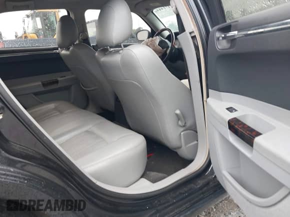 2006 Chrysler 300 C z VIN 2C3KA63H26H532451, wystawiony jako IAAI lot #42471444 z przebiegiem 119 217 mil mil oraz . Historia ofert i sprzedaży dostępna na DreamBid. Obrazek 8.