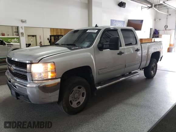 2011 Chevrolet Silverado 3500HD SRW LT z VIN 1GC4K0C83BF221444, wystawiony jako Copart lot #65460995 z przebiegiem 168 217 mil mil oraz Czysty tytuł • Clean title. Historia ofert i sprzedaży dostępna na DreamBid. Obrazek 1.