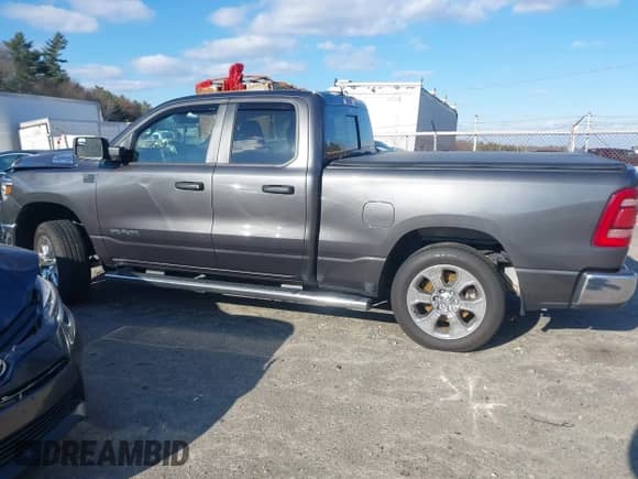 2023 Ram 1500 Big Horn z VIN 1C6SRFBT1PN599357, wystawiony jako IAAI lot #41051363 z przebiegiem 24 789 mil mil oraz . Historia ofert i sprzedaży dostępna na DreamBid. Obrazek 14.