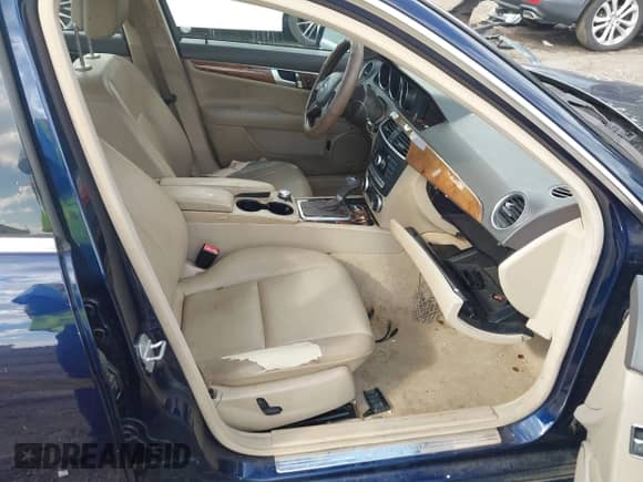 2012 Mercedes-Benz C 250 Sport с VIN WDDGF4HB7CR197331, выставлен на аукционе IAAI как лот 43288259 с пробегом 111 302 миль миль и . История ставок и продаж доступна на DreamBid. Изображение 5.