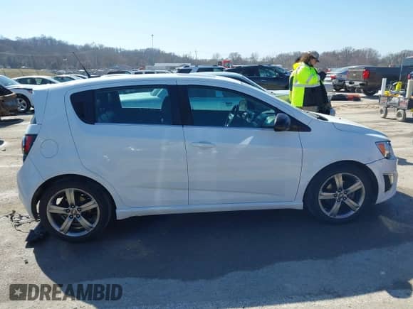 2013 Chevrolet Sonic RS z VIN 1G1JH6SB5D4146819, wystawiony jako IAAI lot #41742164 z przebiegiem 185 401 mil mil oraz . Historia ofert i sprzedaży dostępna na DreamBid. Obrazek 13.