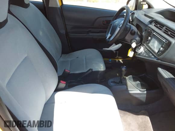 2015 Toyota Prius One z VIN JTDKDTB34F1088656, wystawiony jako IAAI lot #42437290 z przebiegiem 147 044 mil mil oraz . Historia ofert i sprzedaży dostępna na DreamBid. Obrazek 5.