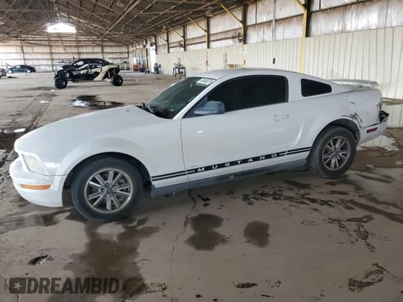 2005 Ford Mustang Deluxe с VIN 1ZVFT80N455150065, выставлен на аукционе Copart как лот 82465275 с пробегом 246 948 миль миль и Чистый • Clean title. История ставок и продаж доступна на DreamBid. Изображение 1.