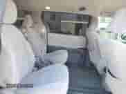 2019 Toyota Sienna LE Auto Access Seat z VIN 5TDKZ3DC3KS983163, wystawiony jako Copart lot #82769425 z przebiegiem 104 950 mil mil oraz Czysty tytuł • Clean title. Historia ofert i sprzedaży dostępna na DreamBid. Obrazek 11.