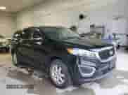 2018 Kia Sorento LX z VIN 5XYPGDA33JG383809, wystawiony jako Copart lot #67726675 z przebiegiem 114 685 mil mil oraz Czysty tytuł • Clean title. Historia ofert i sprzedaży dostępna na DreamBid. Obrazek 4.