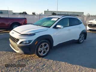 2022 Hyundai Kona SEL z VIN KM8K32AB9NU886830, wystawiony jako IAAI lot #43447397 z przebiegiem 44 322 mil mil oraz . Historia ofert i sprzedaży dostępna na DreamBid. Obrazek 2.