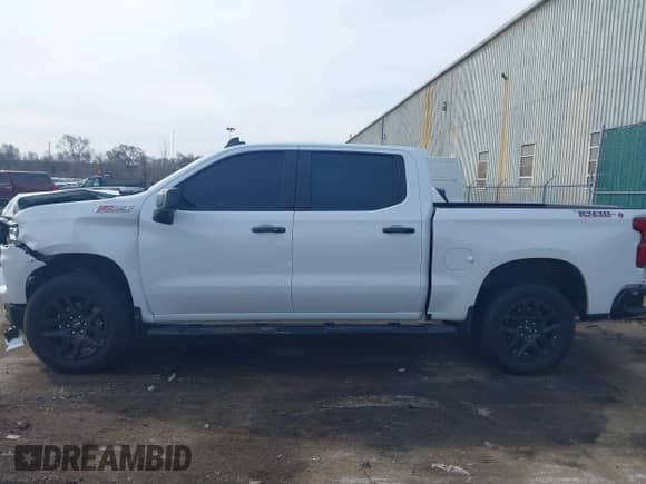 2024 Chevrolet Silverado 1500 LT Trail Boss z VIN 3GCUDFED9RG407845, wystawiony jako IAAI lot #41843864 z przebiegiem 14 058 mil mil oraz . Historia ofert i sprzedaży dostępna na DreamBid. Obrazek 14.