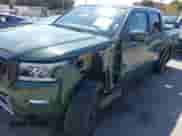 2024 Nissan Frontier SV z VIN 1N6ED1EJ3RN603295, wystawiony jako IAAI lot #41850605 z przebiegiem 10 143 mil mil oraz . Historia ofert i sprzedaży dostępna na DreamBid. Obrazek 6.