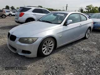 2011 BMW 3 Series 335i xDrive z VIN WBAKF9C50BE247167, wystawiony jako Copart lot #84248815 z przebiegiem 95 281 mil mil oraz Czysty tytuł • Clean title. Historia ofert i sprzedaży dostępna na DreamBid. Obrazek 1.