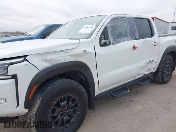 2023 Nissan Frontier SV z VIN 1N6ED1EK9PN615067, wystawiony jako IAAI lot #41554561 z przebiegiem 23 529 mil mil oraz . Historia ofert i sprzedaży dostępna na DreamBid. Obrazek 6.