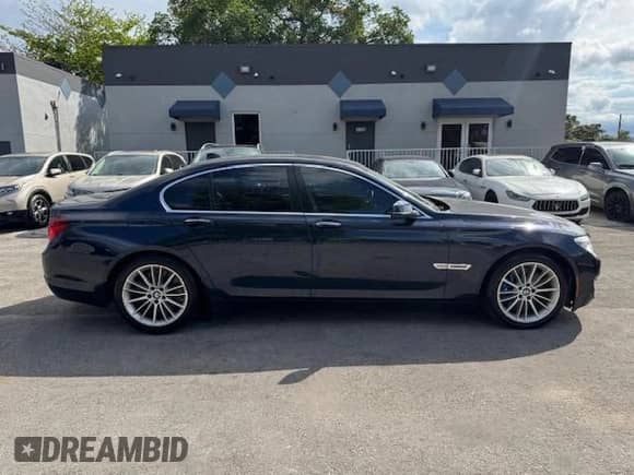 2015 BMW 7 Series 750i xDrive с VIN WBAYB6C5XFD965910, выставлен на аукционе Copart как лот 71134355 с пробегом 173 486 миль миль и Списание • Salvage title. История ставок и продаж доступна на DreamBid. Изображение 13.