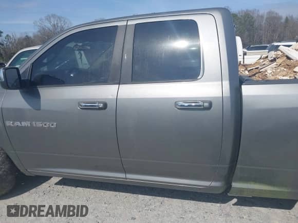 2011 Ram 1500 Big Horn z VIN 1D7RB1GT4BS503714, wystawiony jako IAAI lot #41552300 z przebiegiem 264 797 mil mil oraz . Historia ofert i sprzedaży dostępna na DreamBid. Obrazek 14.