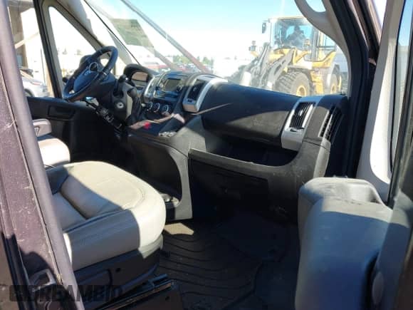 2018 Ram ProMaster Cargo z VIN 3C6TRVAG7JE147430, wystawiony jako IAAI lot #42730877 z przebiegiem 8 442 mil mil oraz . Historia ofert i sprzedaży dostępna na DreamBid. Obrazek 5.