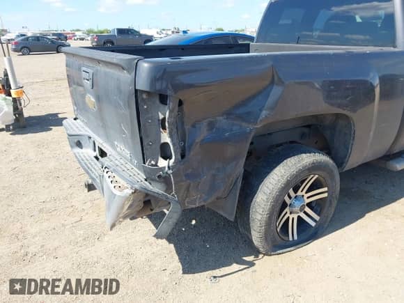 2011 Chevrolet Silverado 1500 LT z VIN 1GCRCSE08BZ222738, wystawiony jako IAAI lot #42884214 z przebiegiem 174 647 mil mil oraz . Historia ofert i sprzedaży dostępna na DreamBid. Obrazek 6.