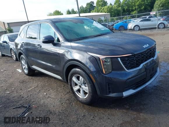 2025 Kia Sorento LX with VIN 5XYRG4JC7SG388991, listed as a IAAI auction lot 42677313 with 7,983 mi miles and . Bid and sale history available at DreamBid. Image 1.