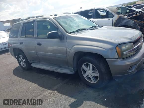 2005 Chevrolet TrailBlazer LT z VIN 1GNDT13S152111963, wystawiony jako IAAI lot #43309109 z przebiegiem 250 156 mil mil oraz . Historia ofert i sprzedaży dostępna na DreamBid. Obrazek 12.