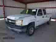 2006 Chevrolet Silverado 2500HD LT2 z VIN 1GCHC23U06F193311, wystawiony jako IAAI lot #43235792 z przebiegiem 241 786 mil mil oraz . Historia ofert i sprzedaży dostępna na DreamBid. Obrazek 17.