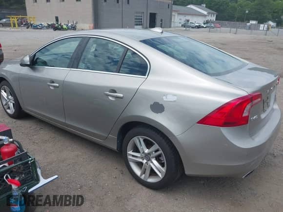 2015 Volvo S60 T5 Premier с VIN YV1612TB9F1302898, выставлен на аукционе IAAI как лот 42616685 с пробегом 34 446 миль миль и . История ставок и продаж доступна на DreamBid. Изображение 3.