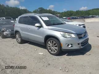 2011 Volkswagen Tiguan S z VIN WVGAV7AX0BW550630, wystawiony jako IAAI lot #42445650 z przebiegiem 185 176 mil mil oraz . Historia ofert i sprzedaży dostępna na DreamBid. Obrazek 1.