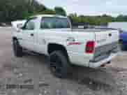 1998 Dodge 1500 z VIN 1B7HF16YXWS577605, wystawiony jako IAAI lot #40290315 z przebiegiem 220 771 mil mil oraz . Historia ofert i sprzedaży dostępna na DreamBid. Obrazek 3.