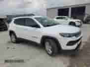 2022 Jeep Compass Latitude z VIN 3C4NJCBB8NT138205, wystawiony jako Copart lot #60247585 z przebiegiem 51 703 mil mil oraz Szkoda całkowita • Salvage title. Historia ofert i sprzedaży dostępna na DreamBid. Obrazek 4.
