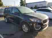2018 Kia Sorento LX z VIN 5XYPG4A31JG425300, wystawiony jako Copart lot #82003785 z przebiegiem 131 276 mil mil oraz Czysty tytuł • Clean title. Historia ofert i sprzedaży dostępna na DreamBid. Obrazek 4.