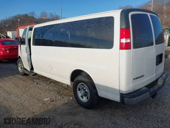 2018 Chevrolet Express Passenger LT z VIN 1GAZGPFG6J1269222, wystawiony jako IAAI lot #41433114 z przebiegiem 99 985 mil mil oraz . Historia ofert i sprzedaży dostępna na DreamBid. Obrazek 3.