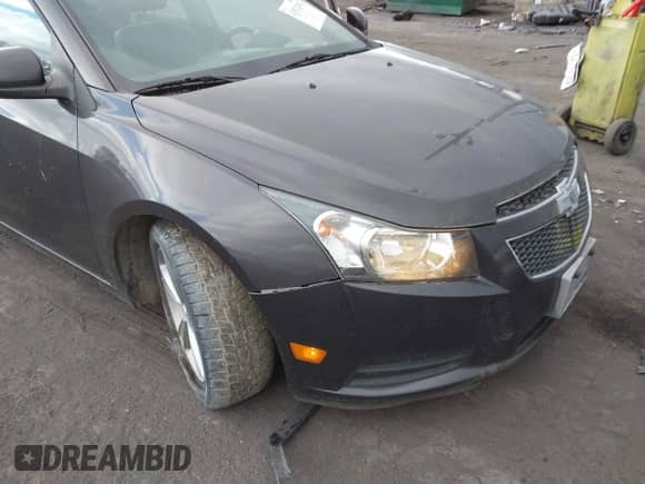 2014 Chevrolet Cruze 2LT z VIN 1G1PE5SB0E7422014, wystawiony jako IAAI lot #43512602 z przebiegiem 126 007 mil mil oraz . Historia ofert i sprzedaży dostępna na DreamBid. Obrazek 6.