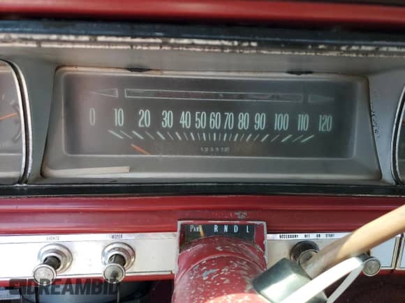 1966 Chevrolet Impala z VIN 164696D136646, wystawiony jako Copart lot #65637205 z przebiegiem 32 333 mil mil oraz Czysty tytuł • Clean title. Historia ofert i sprzedaży dostępna na DreamBid. Obrazek 9.