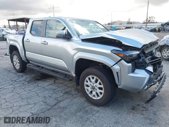 2024 Toyota Tacoma SR5 с VIN 3TMLB5JN6RM032170, выставлен на аукционе IAAI как лот 41589697 с пробегом 2 688 миль миль и . История ставок и продаж доступна на DreamBid. Изображение 1.