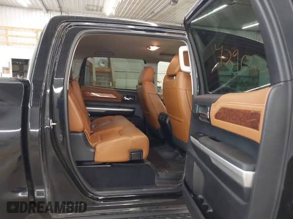2017 Toyota Tundra Platinum с VIN 5TFAY5F12HX655824, выставлен на аукционе IAAI как лот 42902032 с пробегом 116 161 миль миль и . История ставок и продаж доступна на DreamBid. Изображение 8.