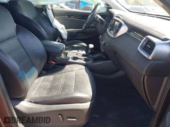 2019 Kia Sorento EX z VIN 5XYPH4A50KG512914, wystawiony jako IAAI lot #42050500 z przebiegiem 90 993 mil mil oraz . Historia ofert i sprzedaży dostępna na DreamBid. Obrazek 5.