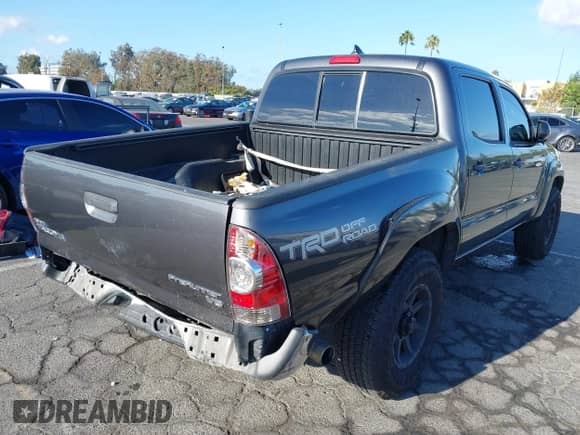 2015 Toyota Tacoma PreRunner z VIN 3TMJU4GNXFM177811, wystawiony jako IAAI lot #43176687 z przebiegiem 129 127 mil mil oraz . Historia ofert i sprzedaży dostępna na DreamBid. Obrazek 4.