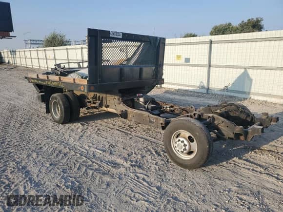 2005 Chevrolet Silverado 3500 с VIN 1GBJC34U05E272962, выставлен на аукционе Copart как лот 75013034 с пробегом Не указан миль и На запчасти • Non repairable. История ставок и продаж доступна на DreamBid. Изображение 4.
